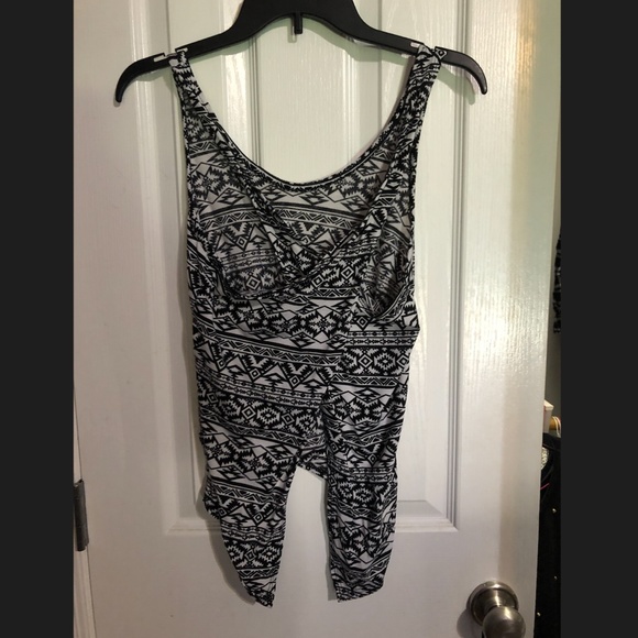 black and white tank top, open in the back - Picture 2 of 3
